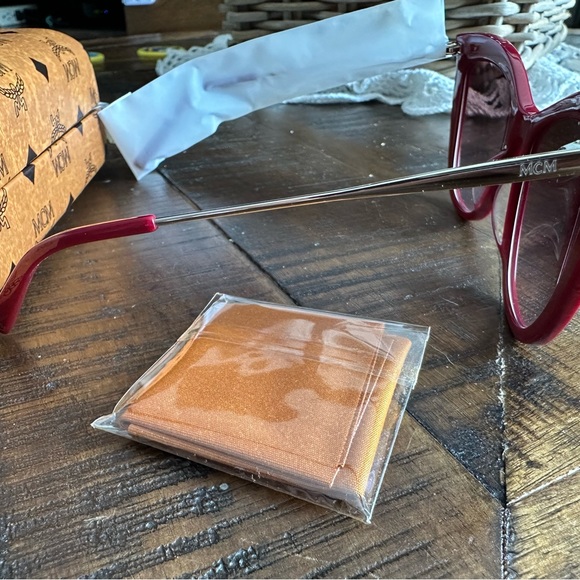 MCM cyclamen sunglasses. Brand new. - Picture 4 of 6